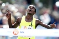 Abera gana una maratón fantástica en Dubai